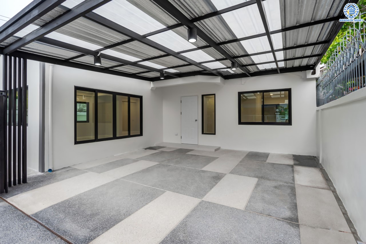 บ้านมือสองตกแต่งใหม่ ม.ปั้นทอง3 ลาดปลาเค้า76 เนื้อที่ 41.3 ตร.ว. ฟังก์ชัน 3 ห้องนอน 2 ห้องน้ำ 1 ห้องอเนกประสงค์ จอดรถได้ 2 คัน สภาพแวดล้อมเยี่ยม เชื่อมต่อ ถ.ประเสริฐมนูกิจ, ถ.เกษตร-นวมินทร์ ใกล้ ม.เกษตร, รถไฟฟ้าสายสีเขียว "สถานีเสนานิคม" และทางด่วน "ฉลองรัช"